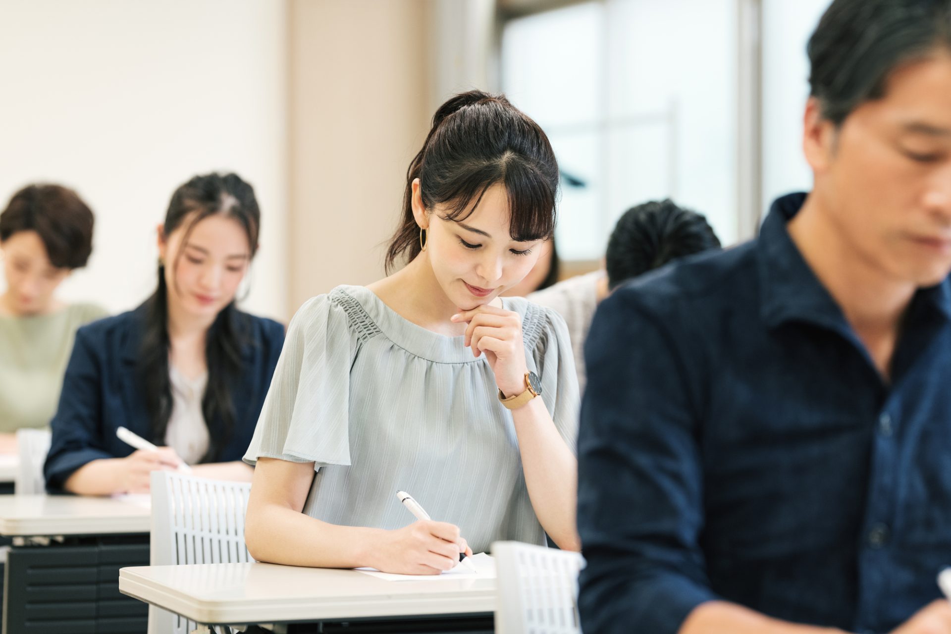 試験を受ける男女