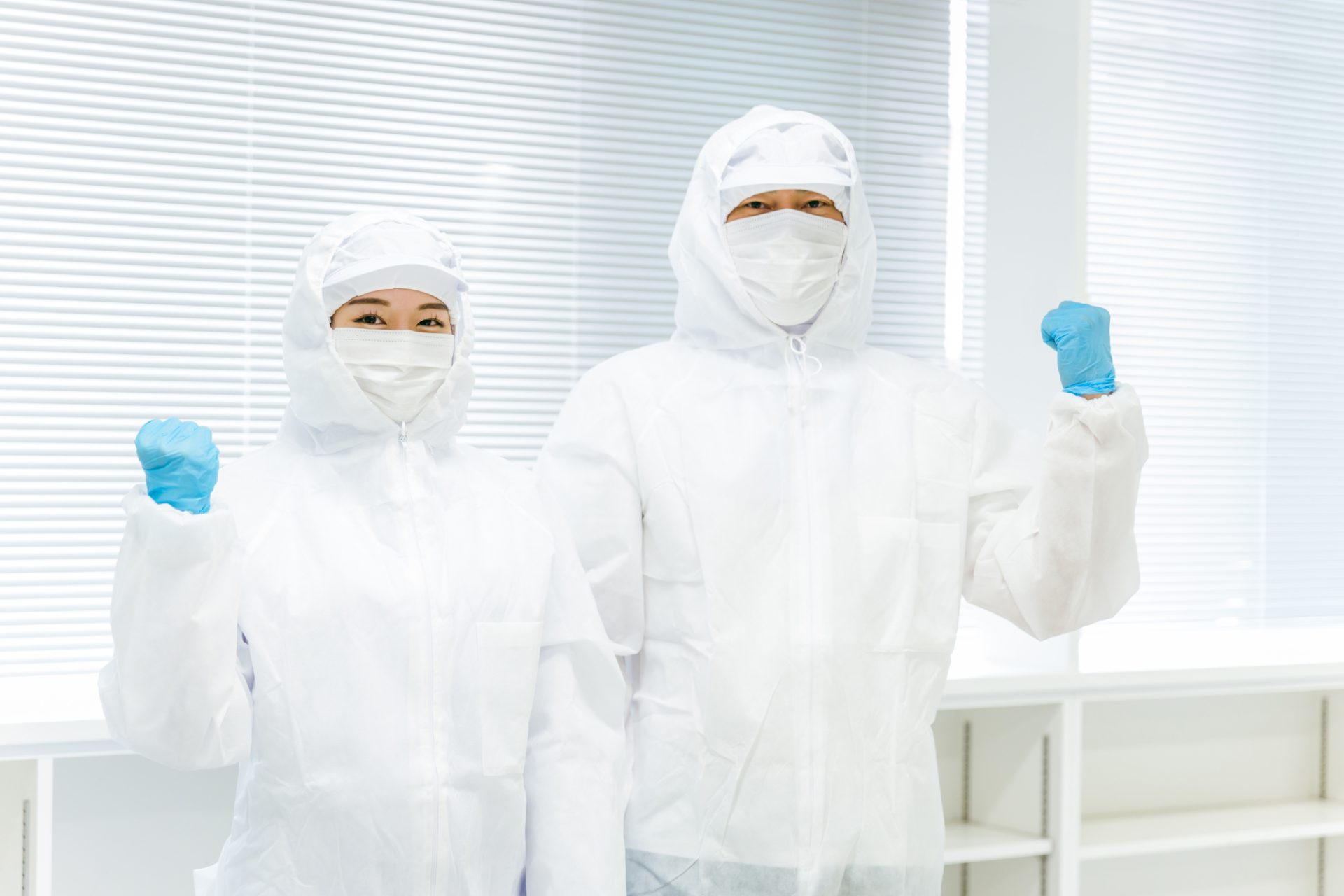 保護具を着用している男女