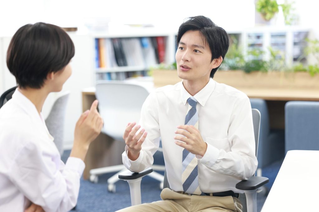 女性の産業医に相談する男性