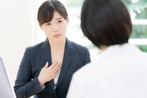 産業医と話す女性従業員