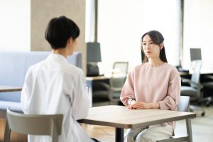 女性の産業医と話す女性従業員