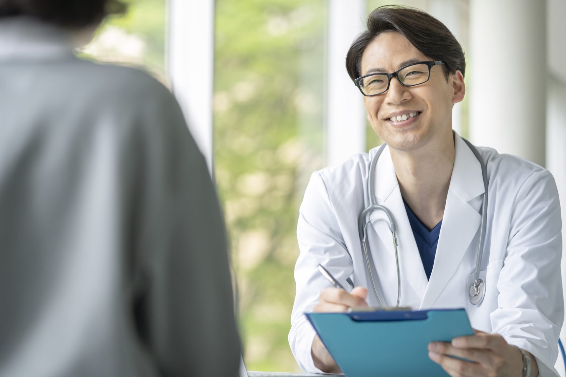 笑顔で診察する男性医師