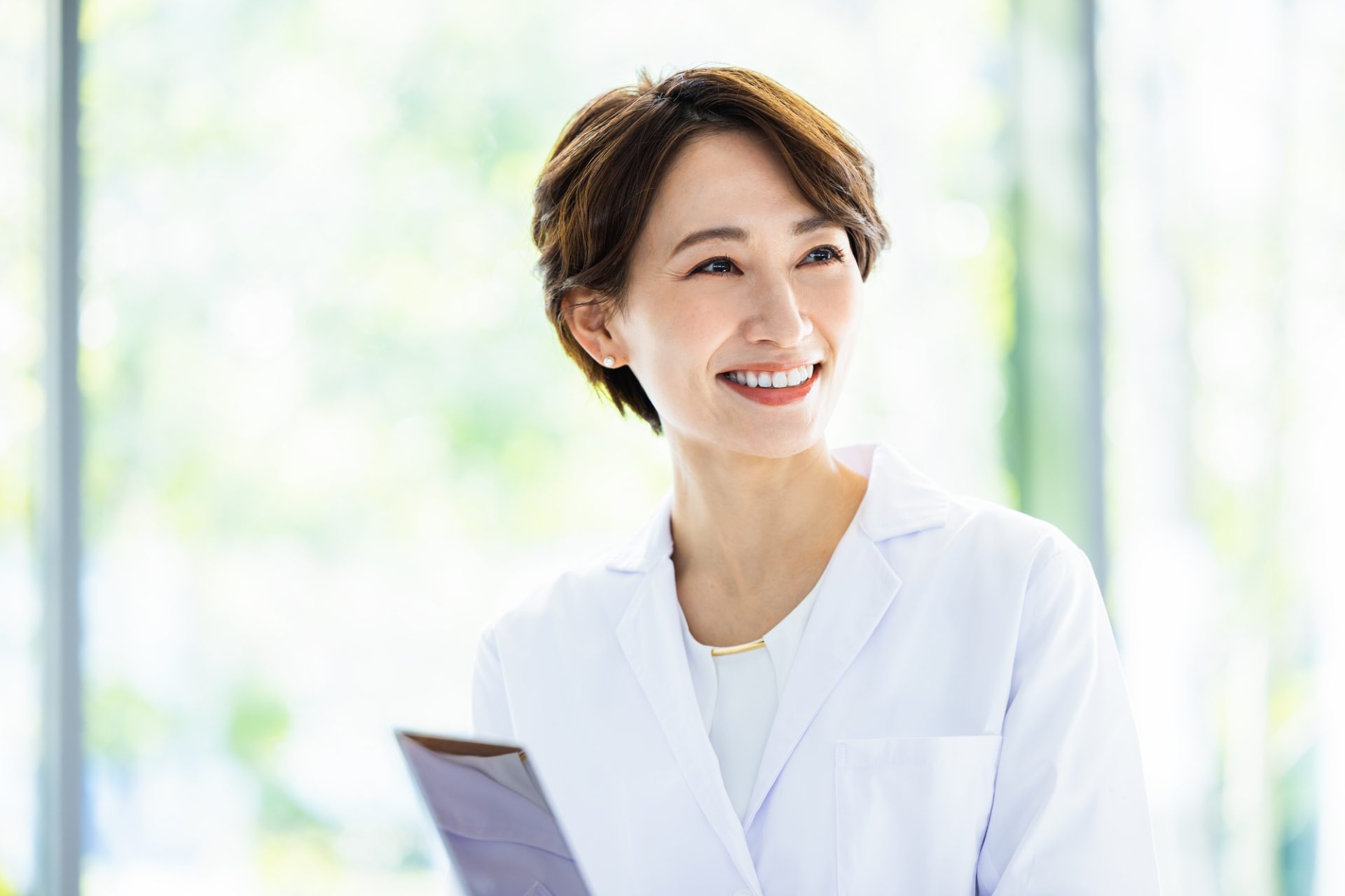 白衣を着た笑顔の女性