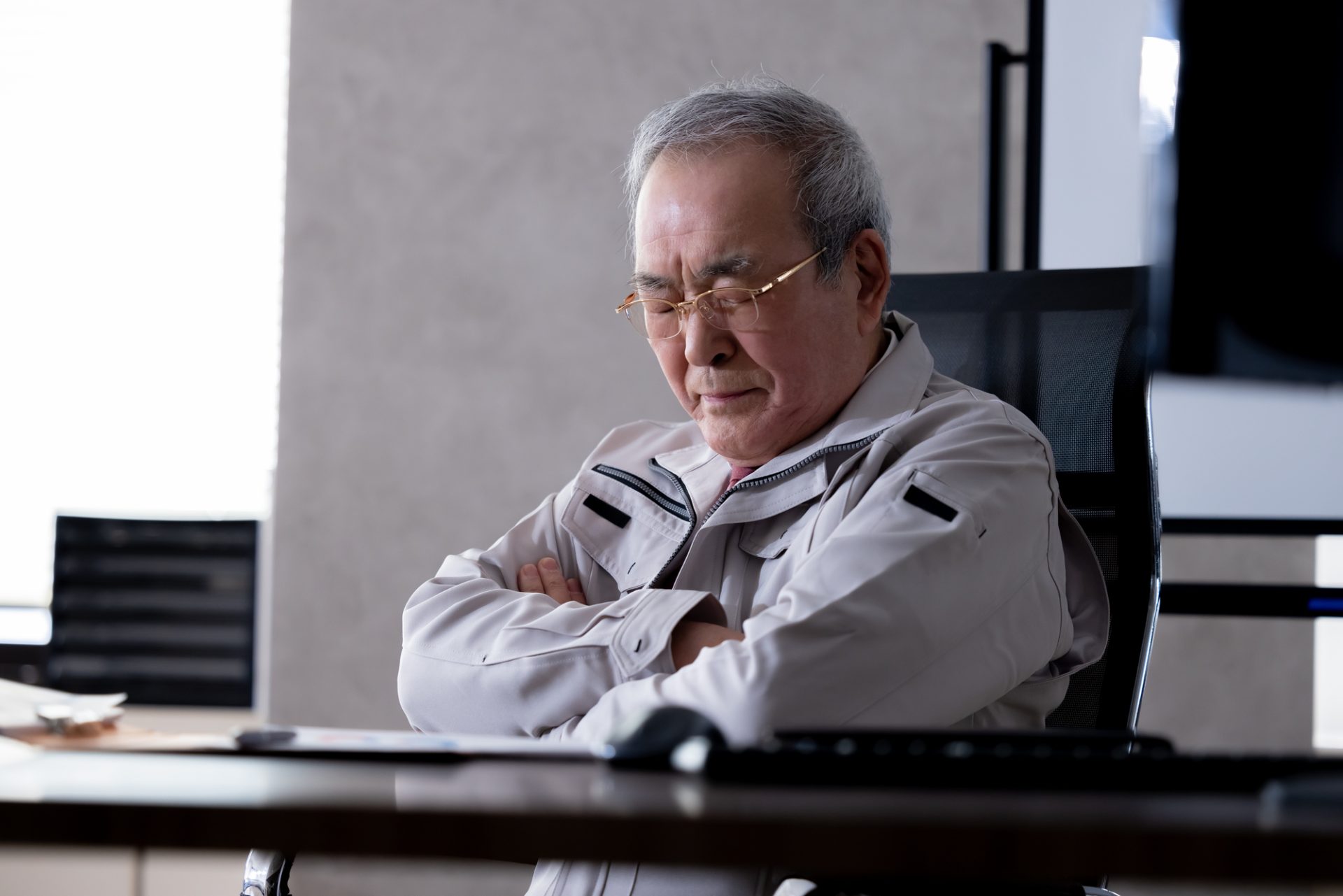 オフィスで悩んでいる社長