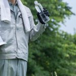 ペットボトルで水分補給する男性作業員