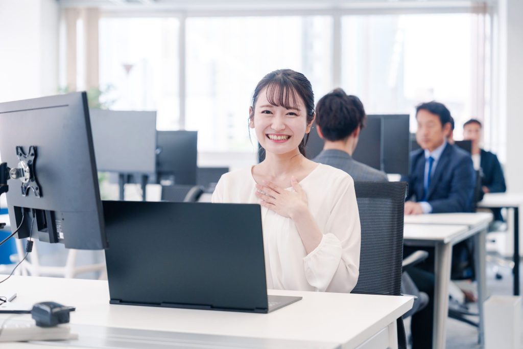 オフィスで勤務するビジネスパーソンのイメージ