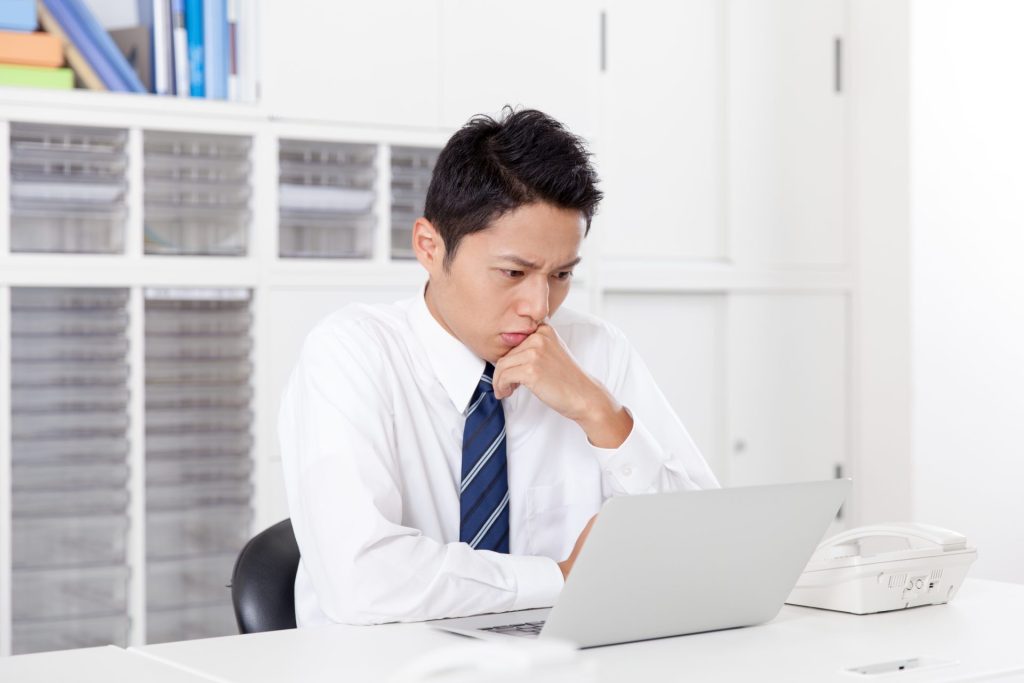 ストレスチェックの結果を確認する従業員のイメージ