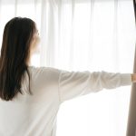 十分な睡眠休養感を得て起床するビジネスパーソンのイメージ