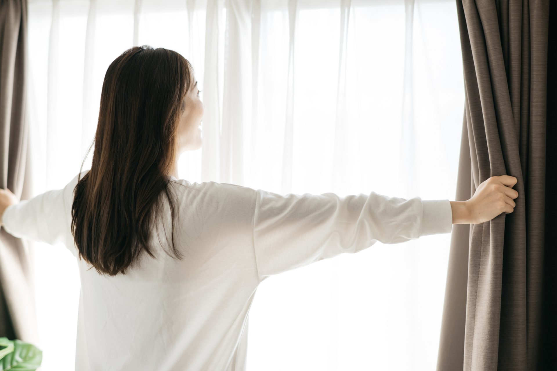 十分な睡眠休養感を得て起床するビジネスパーソンのイメージ