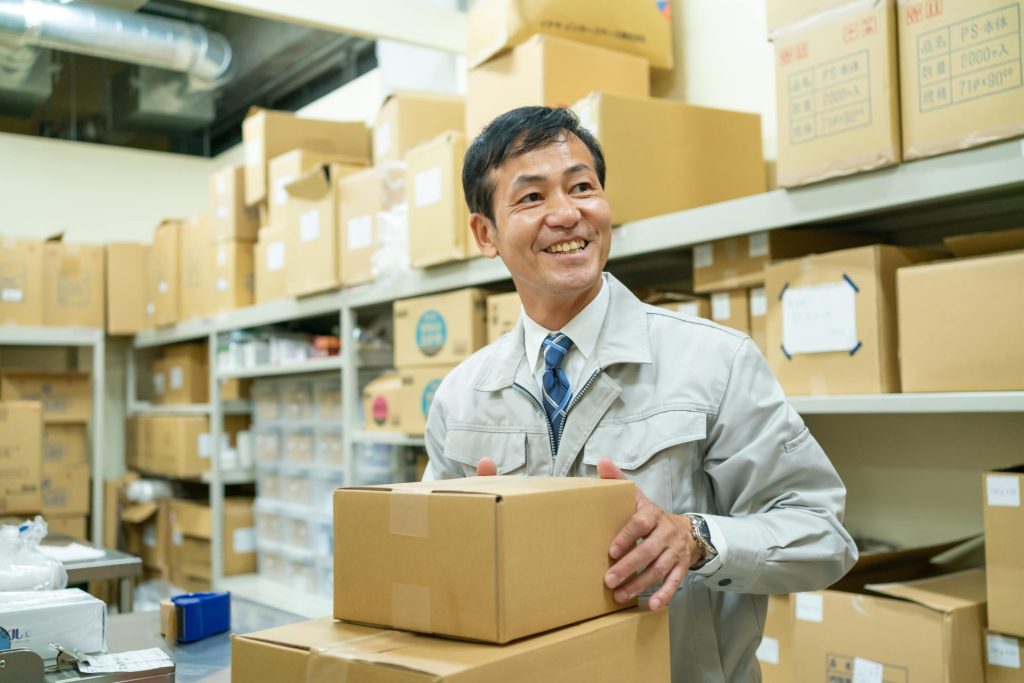 バックヤードで荷物運搬業務に従事する従業員のイメージ