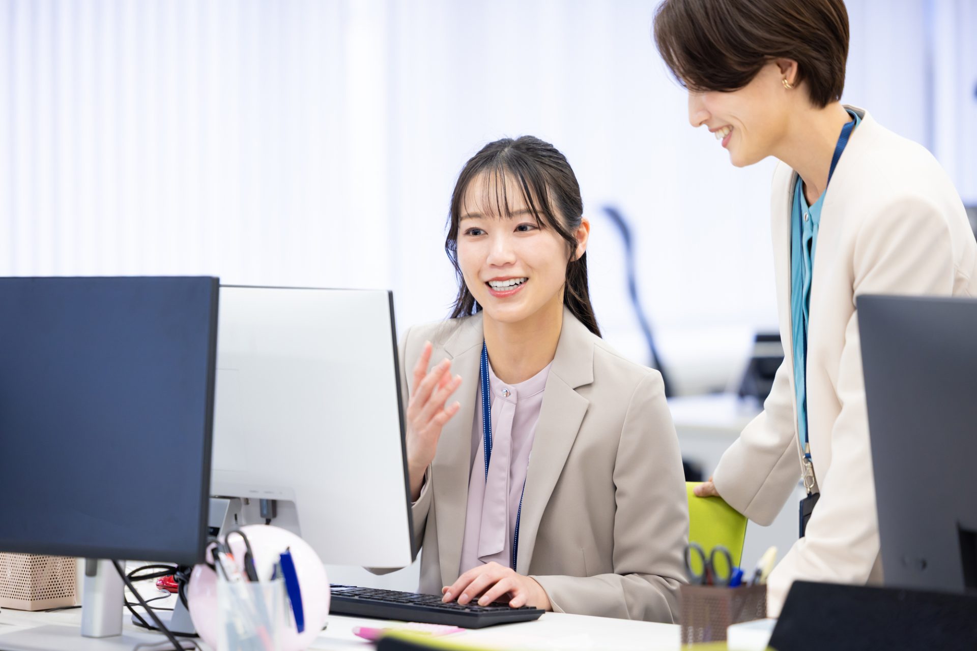 ビジネス　オフィスで働く女性