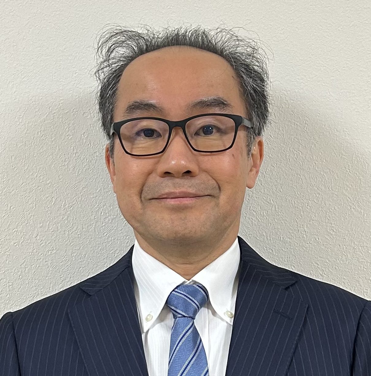 株式会社健康企業 代表取締役 / 医師 / 労働衛生コンサルタント /
日本医師会認定産業医 / 日本内科学会認定内科医

1991年産業医科大学医学部卒。大手鉄鋼メーカー等の産業医、米国コンピュータ関連企業のアジア太平洋地域の健康管理担当、産業医科大学講師を経て、母校が2006年10月に設立したメンタルヘルス対策等を提供するベンチャー企業の創業社長を10期務める。2016年5月に任期満了で退任後、危機管理対策、人的資本経営の実践に領域を広げて、企業や自治体等の人事部門等に向けたコンサルティング、教育、啓発を手掛ける。担当した研修、講演会は延べ2千数百回、受講者は9万人以上。